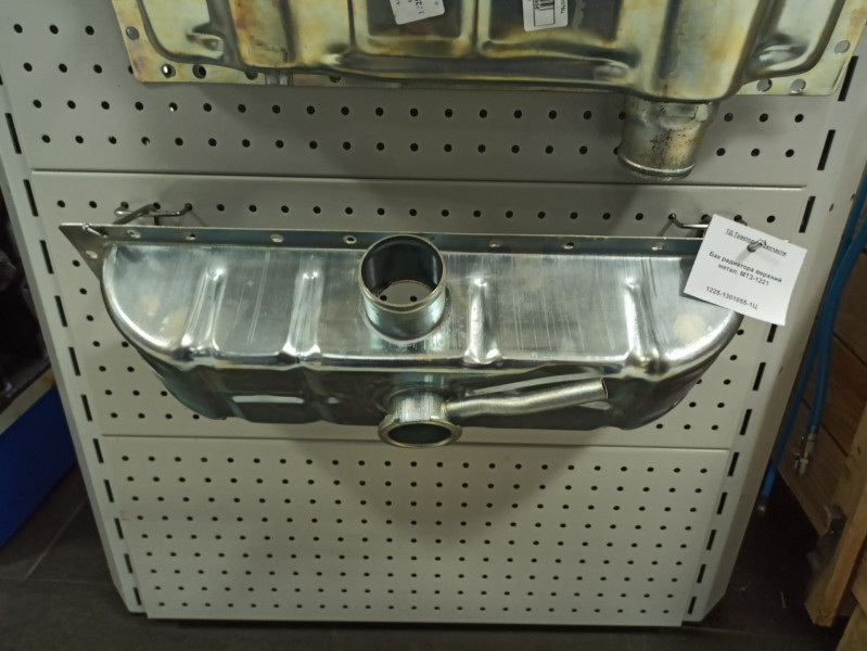 Бак радиатора верхний метал. МТЗ-1221 — 1