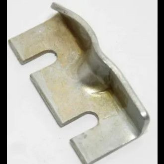 Кронштейн  фиксатора рамки заднего стекла кабины МТЗ (УК) — 3